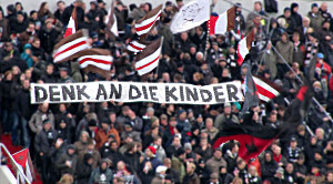 Denk an die Kinder - mahnende FC St. Pauli - Fans beim Heimspiel gegen Duisburg auf der teilgeöffneten, neuen Gegengerade. Foto zur Verfügung gestellt von kleinertod.wordpress.com Denk an die Kinder