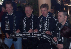 Übergabe des Legenden-Schals der Netpirates Klaus Thomforde, Volker Ippig, Andre Trulsen, Jürgen Gronau mit Schal der Netpirates